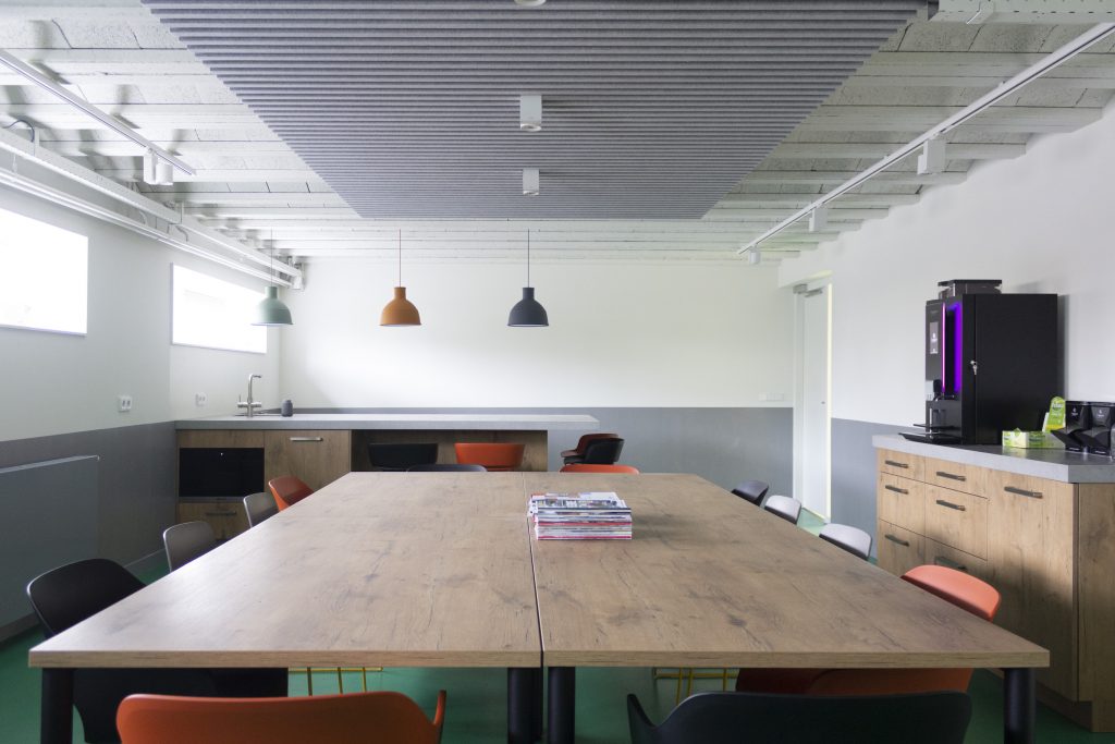 De vergaderruimte in kantoorpand en kantine voor MKB bedrijf in Staphorst. Roem maakte interieurontwerp voor projectinrichting. 